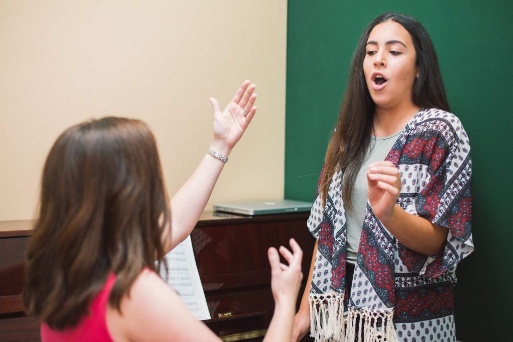 Aula de Canto - O Melhor Curso de Canto Online [2023] - Cantar e Cantar