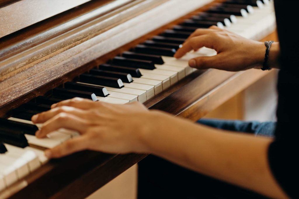 TOP 12 Melhores Aulas de Piano Online de 2023