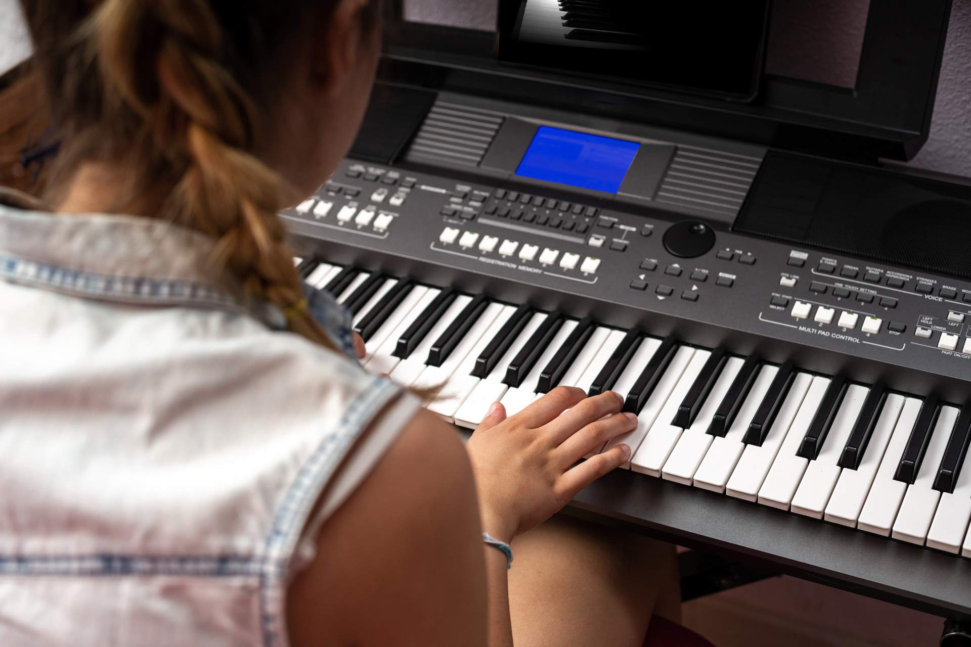 Professora ensinando seu aluno a tocar piano e gravar aula online