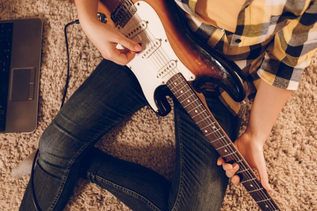 É possível aprender a tocar guitarra sozinho