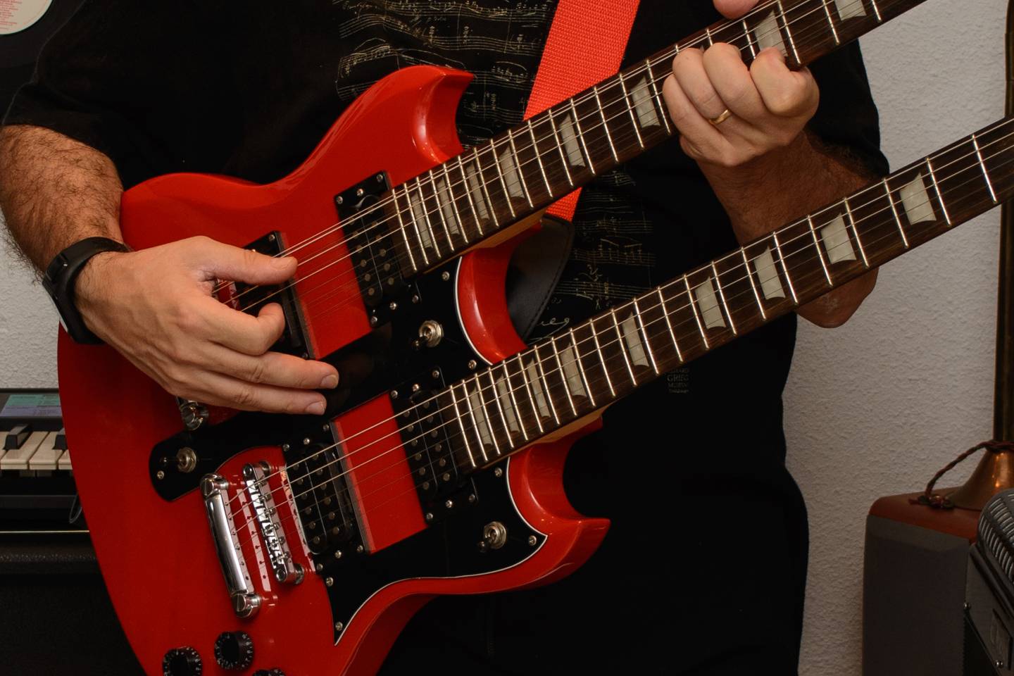 O que é uma Guitarra Double-Neck_ Descobrindo o Instrumento dos Mestres do Rock