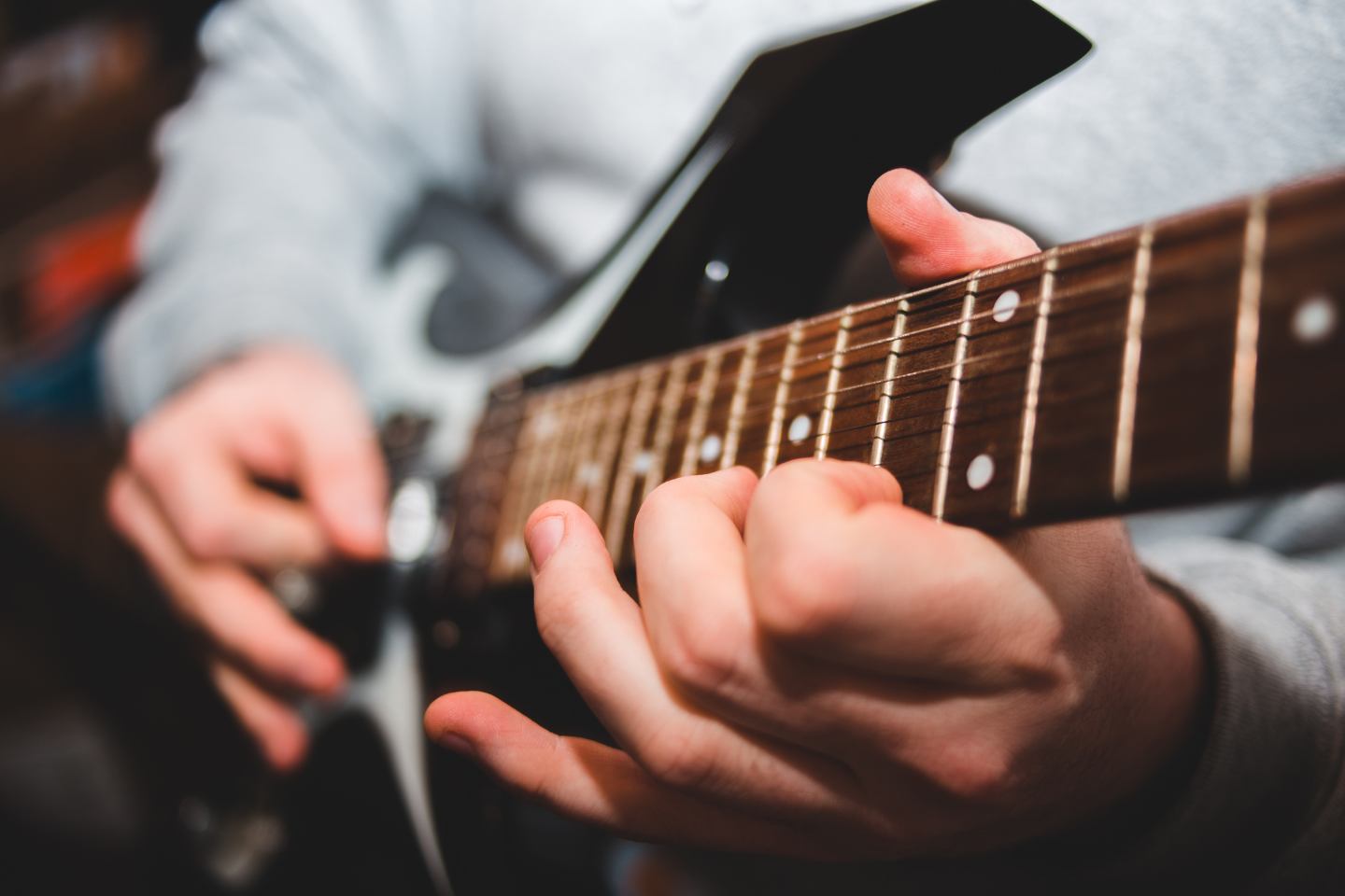 3 Formas Discretas de Praticar Guitarra Sem Perturbar os Vizinhos