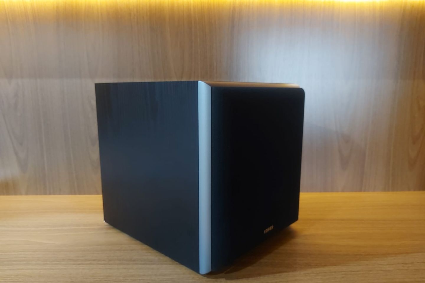 Construção e Design do Subwoofer Edifier T5